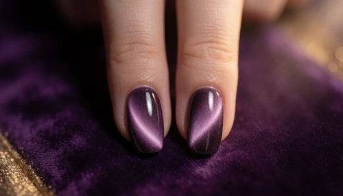 Comparison of a cat-eye gel polish finish and a cat-eye magnetic powder finish